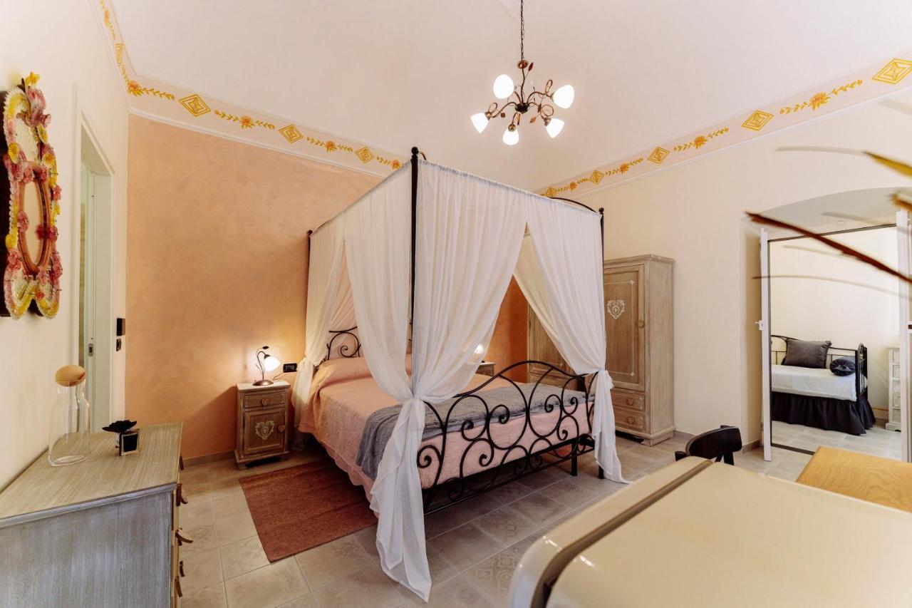 Come Nelle Favole The Classic B&B โตยราโน ภายนอก รูปภาพ