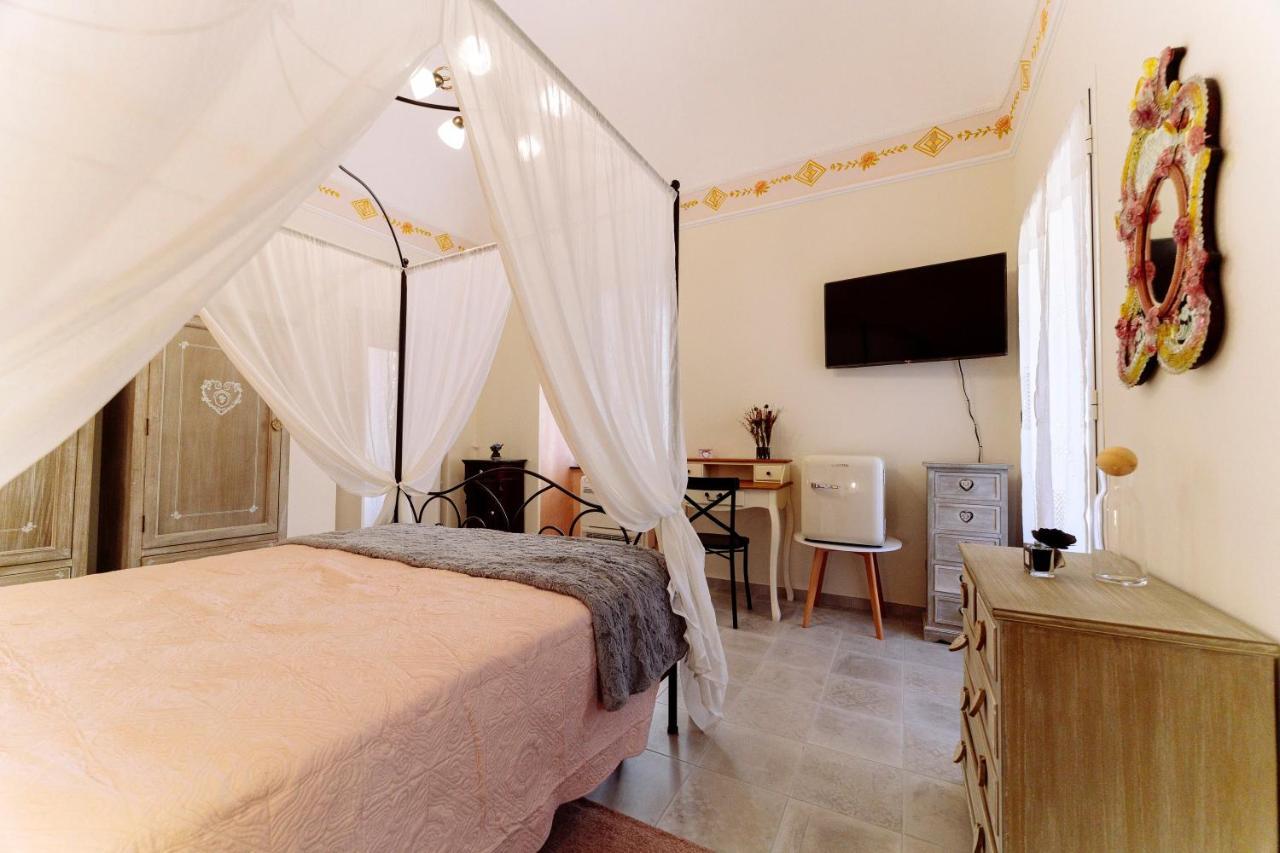 Come Nelle Favole The Classic B&B โตยราโน ภายนอก รูปภาพ